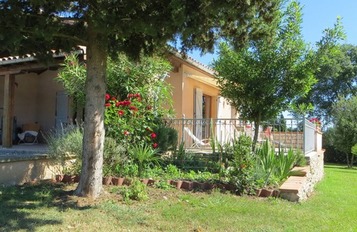 Auzas Casa | Casa unifamiliar con un gran jardín y vallado