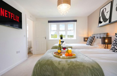 Northampton Casa | Detached House with Free Parking, Super-Fast Wifi and Smart TV with Netflix by Yoko Property