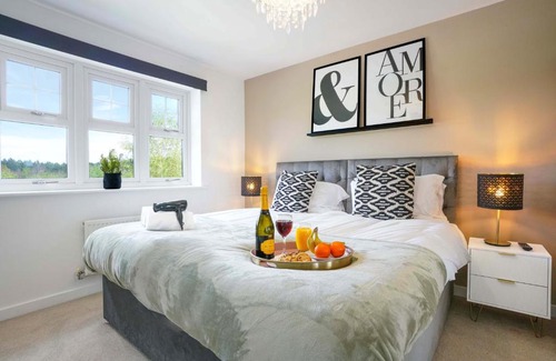 Northampton Casa | Detached House with Free Parking, Super-Fast Wifi and Smart TV with Netflix by Yoko Property