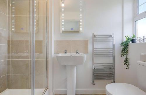 Northampton Casa | Detached House with Free Parking, Super-Fast Wifi and Smart TV with Netflix by Yoko Property