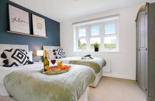 Northampton Casa | Detached House with Free Parking, Super-Fast Wifi and Smart TV with Netflix by Yoko Property