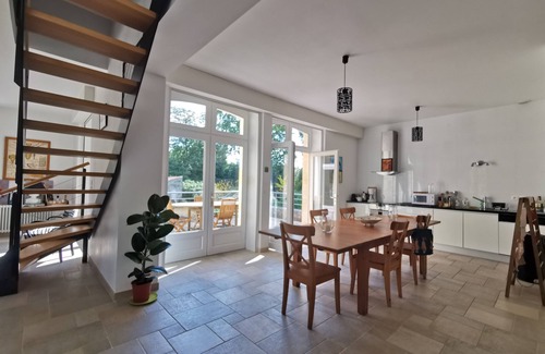 Jonzac Casa | Detached house with garden at the foot of the Château de Jonzac.