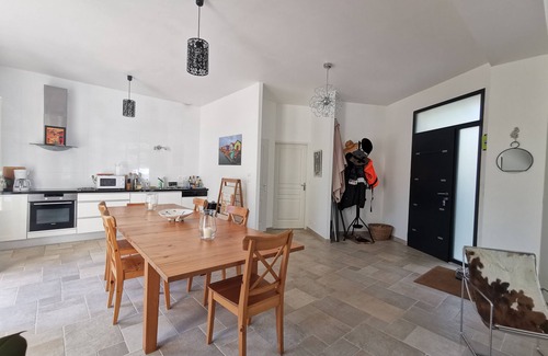 Jonzac Casa | Detached house with garden at the foot of the Château de Jonzac.