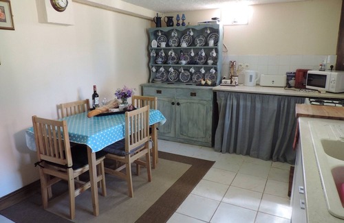 La Doree Cabaña | Independiente Cottage Lakeside Piedra emplazado en un entorno rural