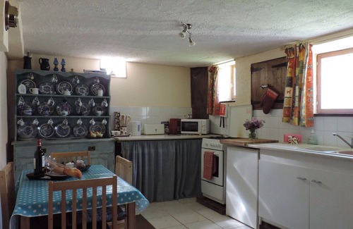 La Doree Cabaña | Independiente Cottage Lakeside Piedra emplazado en un entorno rural
