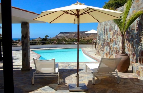 Mogan Villa | Villa moderna e independiente con piscina climatizada e impresionantes vistas al mar