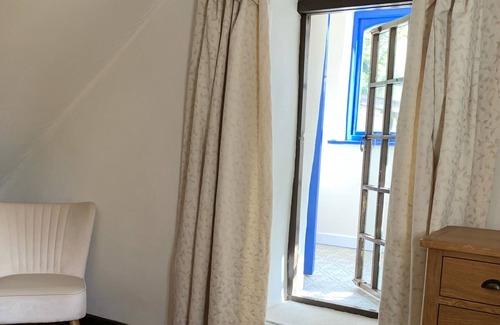 Liskeard Casa | Detached One Bedroom Cottage overlooking field and stream