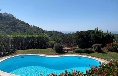 Eden Rock Villa | Elegante villa panorámica con piscina comunitaria cerca de chía y playa