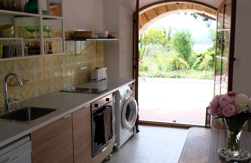 Toulon Apartamento | Detached south-facing studio with swimming pool, property overlooking Toulon harbour