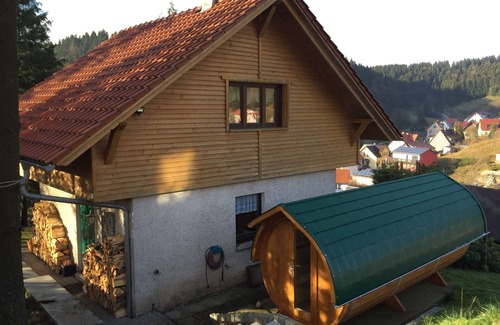 Fehrenbach Casa | Casa de vacaciones a unos 2 km de la fuente de Werra, cerca de Rennsteig con sauna y bañera de hidromasaje.