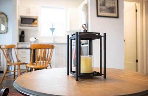 Burlington Casa | Encantador, limpio, totalmente amueblado. A estrenar de 2 habitaciones y 1 baño en alquiler $ 2,500. 00