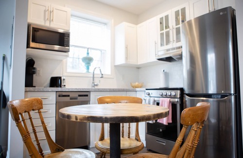 Burlington Casa | Encantador, limpio, totalmente amueblado. A estrenar de 2 habitaciones y 1 baño en alquiler $ 2,500. 00