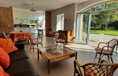 La Roche-en-Brenil Casa | Detached village house with large enclosed garden