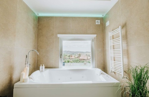 Brinas Villa | Villa individual en La Rioja Alta: jardín y parking privado, minigolf, jacuzzi.