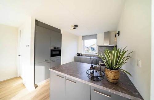 Linden Casa | Detached villa with six bedrooms, one bathroom and a dishwasher