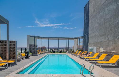 Evans Churchill Apartamento | Detailed 2BD, HighRise DT, Pool, Gym, Parking, Sleeps 5