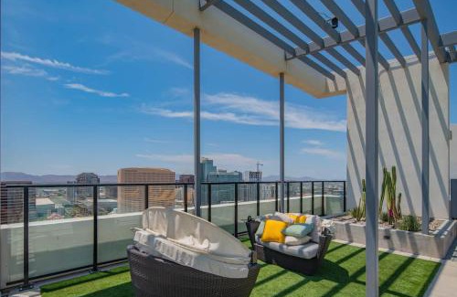 Evans Churchill Apartamento | Detailed 2BD, HighRise DT, Pool, Gym, Parking, Sleeps 5