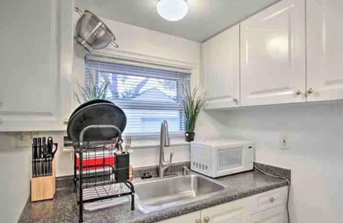 Dearborn Heights Casa | Detroit Cozy Cottage Dearborn Heights cute, cozy & 20 mins from Downtown Detroit