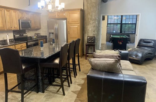 Detroit Condominio | Detroit Luxury King Size Loft W/ A lot of Amenities & Game Room (Near Downtown)
