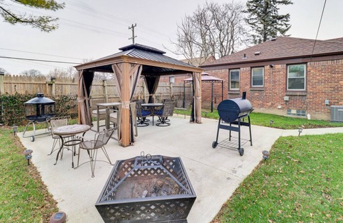 Detroit Apartamento | Detroit Retreat w/ Gazebo, Fire Pits & Charcoal Grill