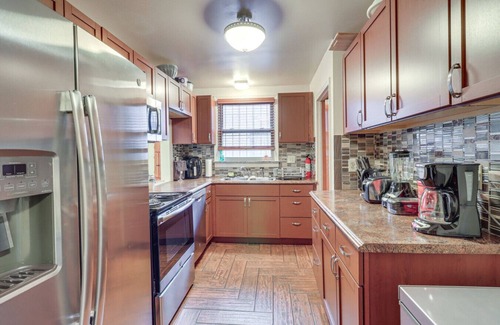 Detroit Apartamento | Detroit Retreat w/ Gazebo, Fire Pits & Charcoal Grill