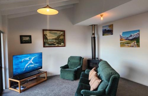 Fernhill Casa | Devine Hideaway - Family Rustic Kiwi Bach - Beautiful Lake Views