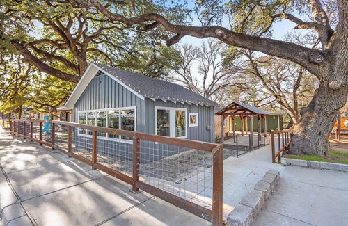 Wimberley Cabina | Dew Drop Inn I Creek access, downtown
