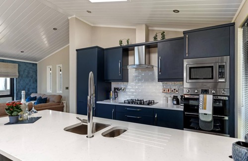Penally Casa | Dewin Bach - Luxury Lodge Hot Tub Close to Beach