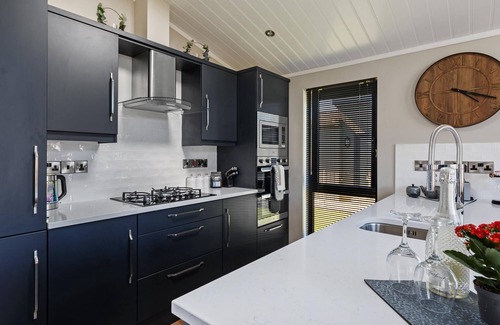 Penally Casa | Dewin Bach - Luxury Lodge Hot Tub Close to Beach