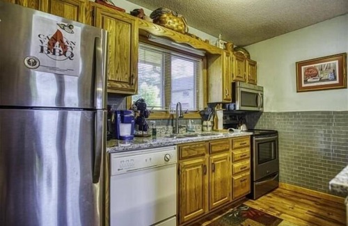 Davis Condominio | Condominio actualizado en Deerfield Village! Chimenea, jacuzzi! ¡Mascota amigable!