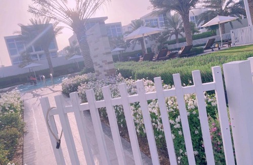 Dubai Casa | 迪拜沙漠特色私人度假别墅旁边就是超大社区游泳池以及有健身房