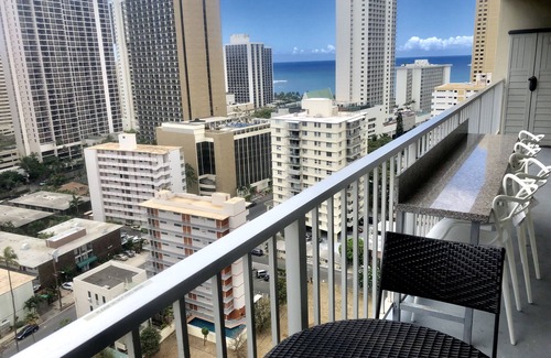Waikiki Condominio | Ocean Penthouse 2 habitaciones / 2 baños Cocina y estacionamiento en el corazón de Waikiki. ¡Cabeza de diamante!