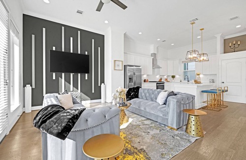 South Central Houston Casa | Diamond Oasis w/ 2 Balconies & Large Soaking Tub