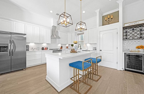 South Central Houston Casa | Diamond Oasis w/ 2 Balconies & Large Soaking Tub