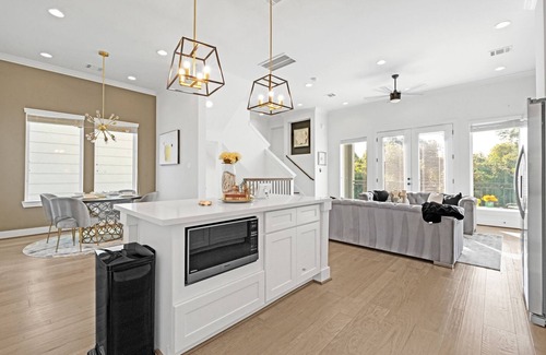 South Central Houston Casa | Diamond Oasis w/ 2 Balconies & Large Soaking Tub