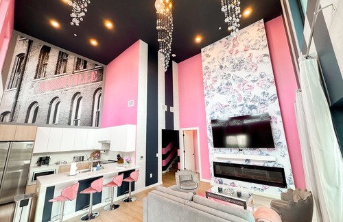 Eighth Avenue Condominio | Diamonds Are Forever Bridal Condo- Walk to Broadway, Heated Pool, Gym, Parking