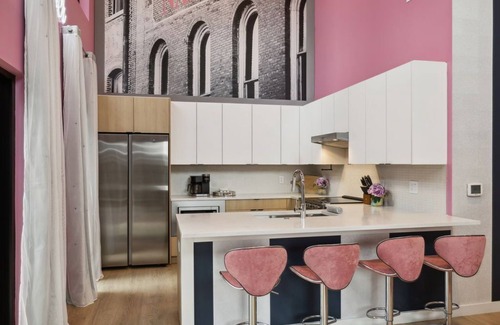 Eighth Avenue Condominio | Diamonds Are Forever Bridal Condo- Walk to Broadway, Heated Pool, Gym, Parking