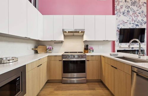 Eighth Avenue Condominio | Diamonds Are Forever Bridal Condo- Walk to Broadway, Heated Pool, Gym, Parking