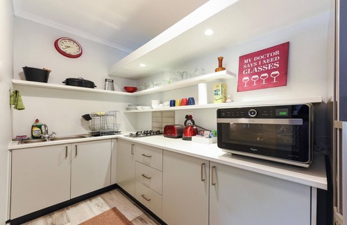 Gordons Bay Central Apartamento | Die Brandhuis - Super close to the beach!
