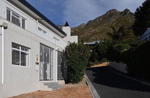 Gordons Bay Central Apartamento | Die Brandhuis - Super close to the beach!