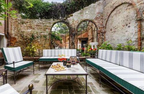 Dorsoduro Apartamento | Dimora Orlando A breathtaking Venetian mansion with Private Courtyard!