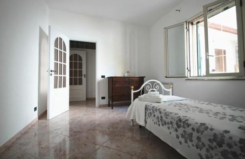 Grottasanta Apartamento | Dimora sicula a due passi dal mare con patio verde