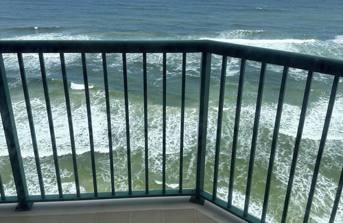 Daytona Beach Shores Condominio | DiMucci Twin Towers . Direct Ocean Front Condo. 2 Bedrooms / 2 Bathrooms.