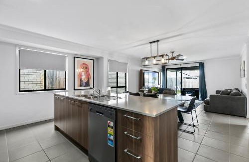 Caboolture South Casa | Dingo Den!