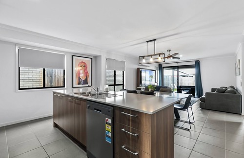 Caboolture South Casa | Dingo Den!