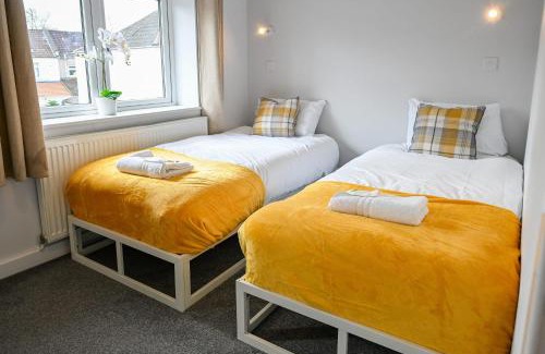 Bristol Casa | Dings House With FREE Parking In Super Central South West City Location By StayStaycations