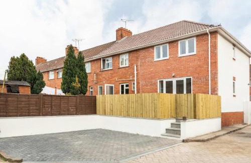 Bristol Casa | Dings House With FREE Parking In Super Central South West City Location By StayStaycations