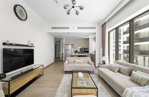Madinat Zayed Apartamento | Stylish 2BR | Creek Grove | Near Downtown