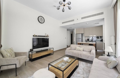 Madinat Zayed Apartamento | Stylish 2BR | Creek Grove | Near Downtown