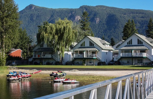 Sicamous Casa | Condominio directo frente al lago en el lago Mara con deslizamiento de barco